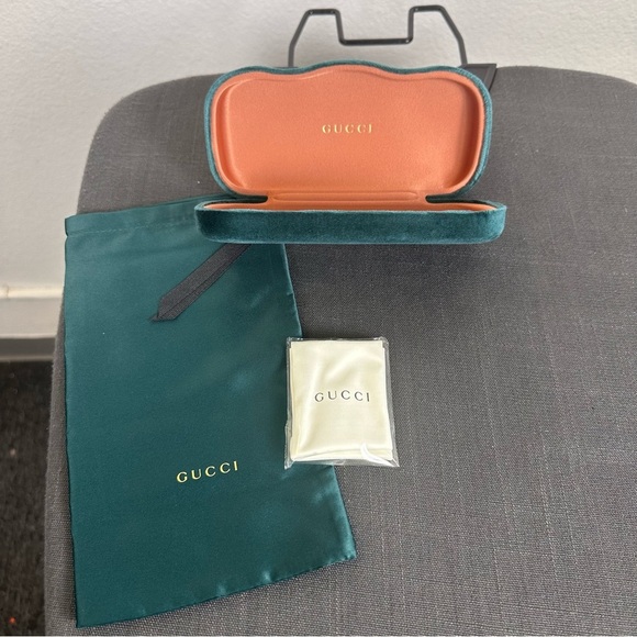 Gucci Turquoise Velvet Eyewear Case with dust bag - Picture 2 of 4
